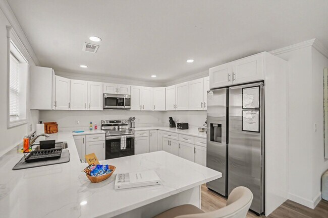 Building Photo - Relaxing 4BR Home in Peaceful Neighborhood