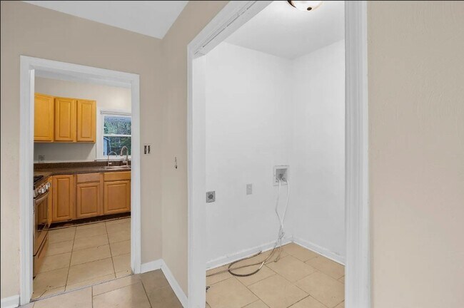 Building Photo - Spacious 5BR Home with Fenced Backyard in Norfolk