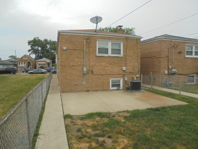 Building Photo - 7609 W 63rd Pl