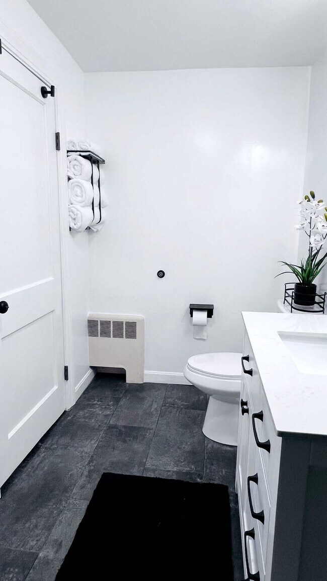 Building Photo - 21 Bullocks Point Ave