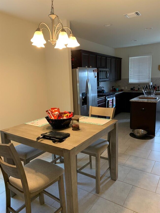 Building Photo - 605 Coffee Berry Dr