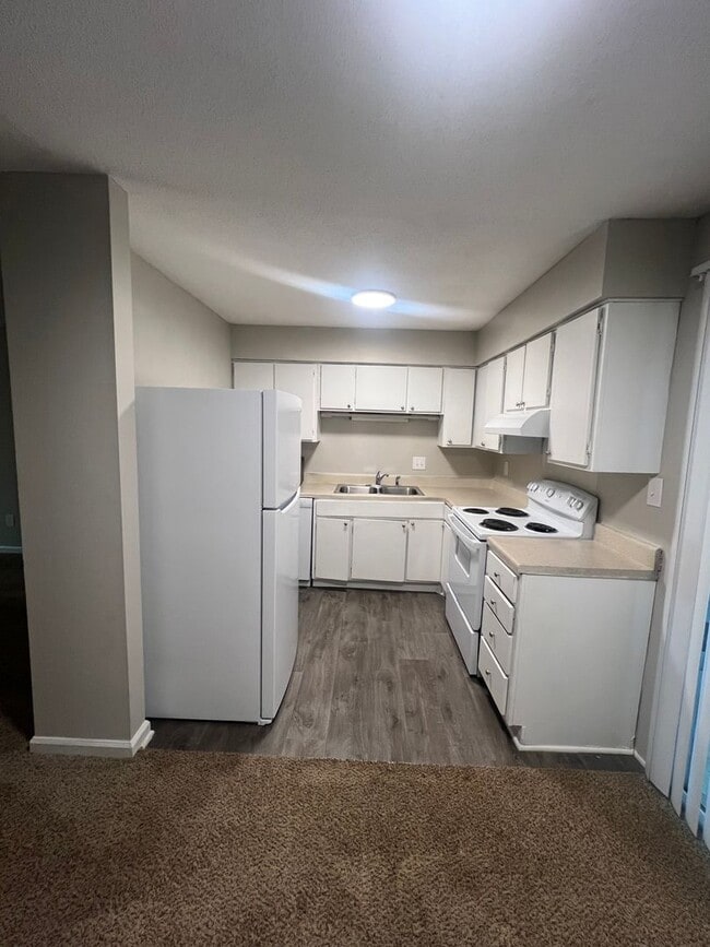 Building Photo - Spacious One Bedroom Unit- Move In Special!