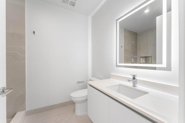 Building Photo - 220 Lake Shore Dr