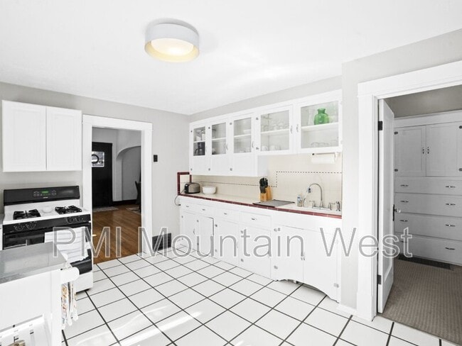 Building Photo - 647 Bryan Ave