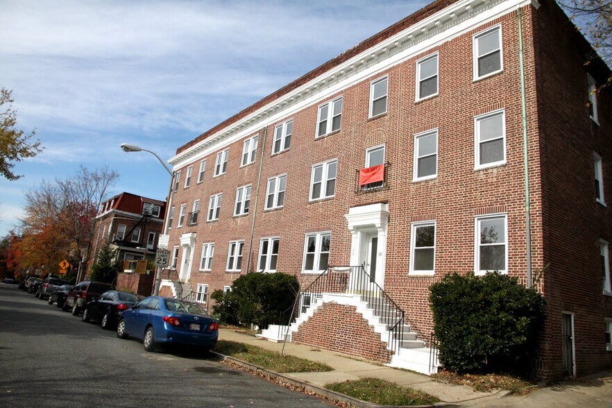 300-306 E 32nd Street - 306 E 32nd St