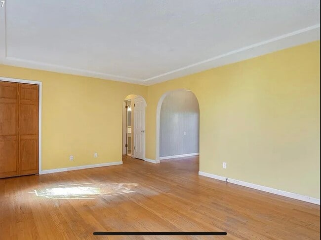 Building Photo - 1005 NE Newall Rd