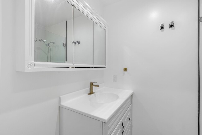 Building Photo - Beautiful newly remodeled modern 2 Bed + 2...