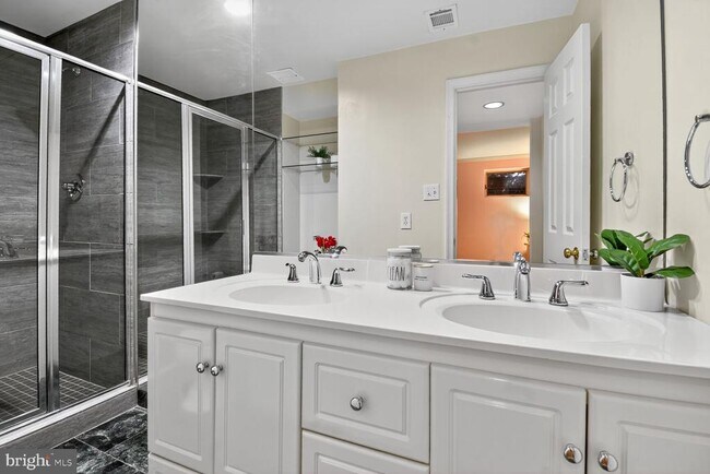 Building Photo - 3227 Ellicott St NW