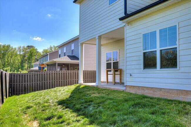 Building Photo - 323 Colonnades Dr