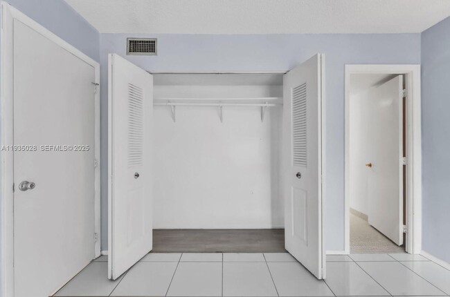 Building Photo - 4172 Inverrary Dr