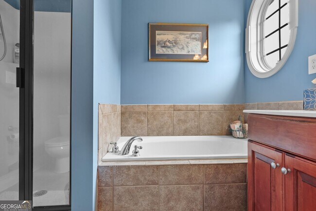 Building Photo - 423 Royal Cres Ln E