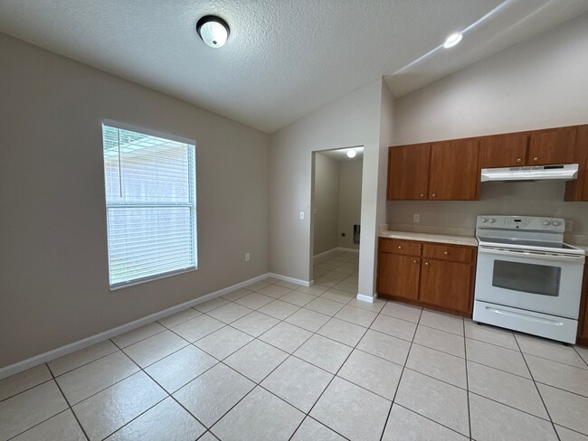 Building Photo - SILVER SPRINGS SHORES 3/2/2