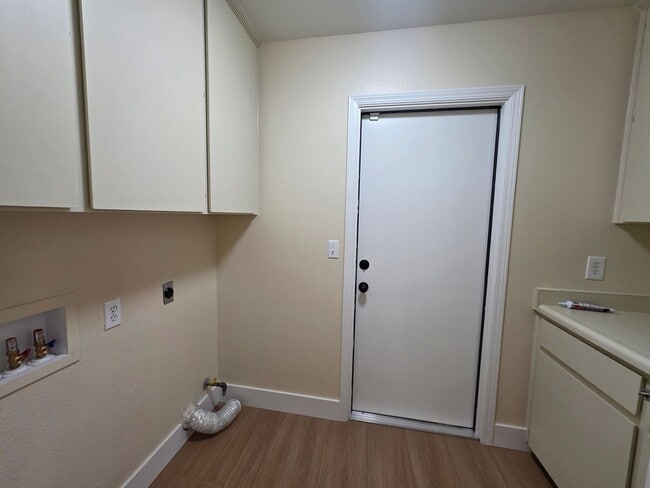 Building Photo - 444 N Tommy St