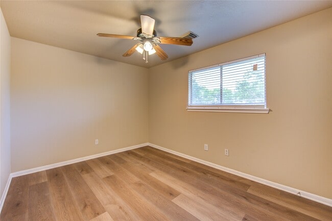 Building Photo - 138 W New Meadows Dr