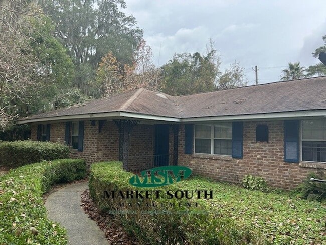 Building Photo - UPDATED MIDTOWN BEAUTY!!