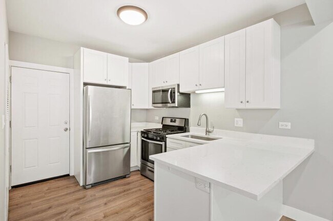 Building Photo - 4 bedroom in Chicago IL 60659