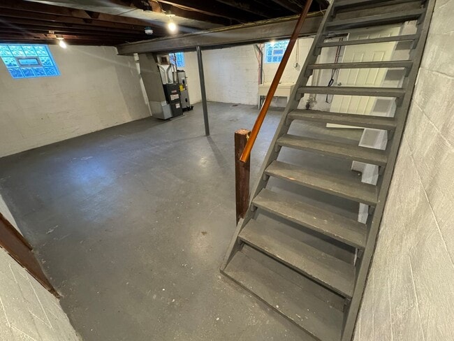 Building Photo - Updated 2-Bedroom 1-Bath Ranch House, GORG...