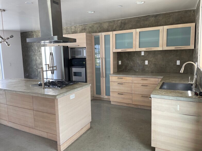 Building Photo - 116 E Yanonali St