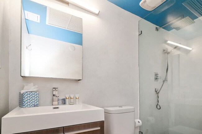 Building Photo - 250 Collins Ave