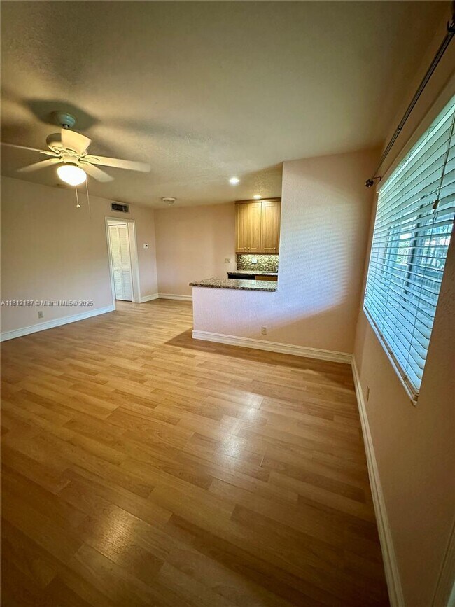 Building Photo - 1423 Holly Heights Dr
