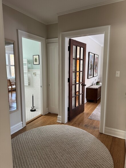 Interior Hallway between bathrooms - 114 South Blvd