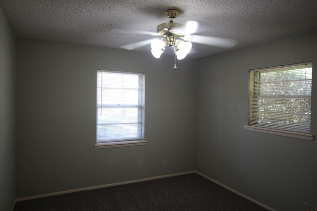 Building Photo - 1536 Crockett Dr