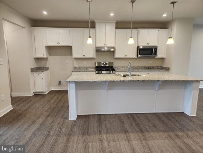 Building Photo - 321 E Cochran St