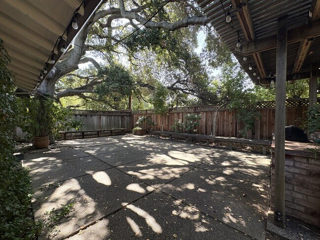 Building Photo - Stunning 4-Bedroom Home with Pool, Solar P...