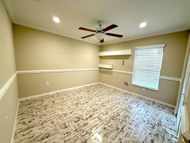 Building Photo - NEWLY LISTED!! Beautifully Updated 3-Bed/2-Bath Home in Sarasota!