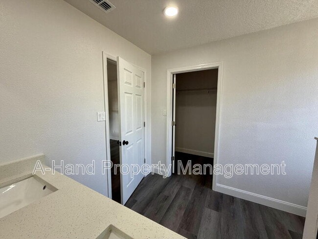 Building Photo - 15945 Villa City Rd