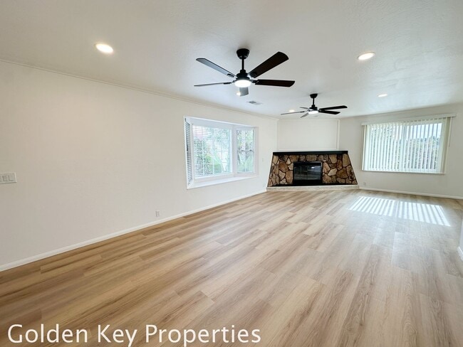 Building Photo - Beautiful home on a private, quiet street in Vista!