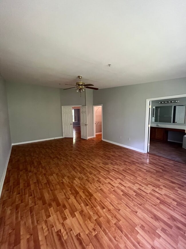 Building Photo - 3 bedroom townhome available near Largo To...