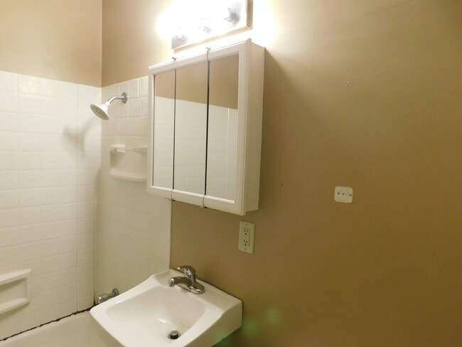 Building Photo - Very nice 2 bedroom/1 bath duplex in NE El...