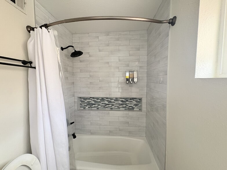 Building Photo - 1013 W Keating Ave