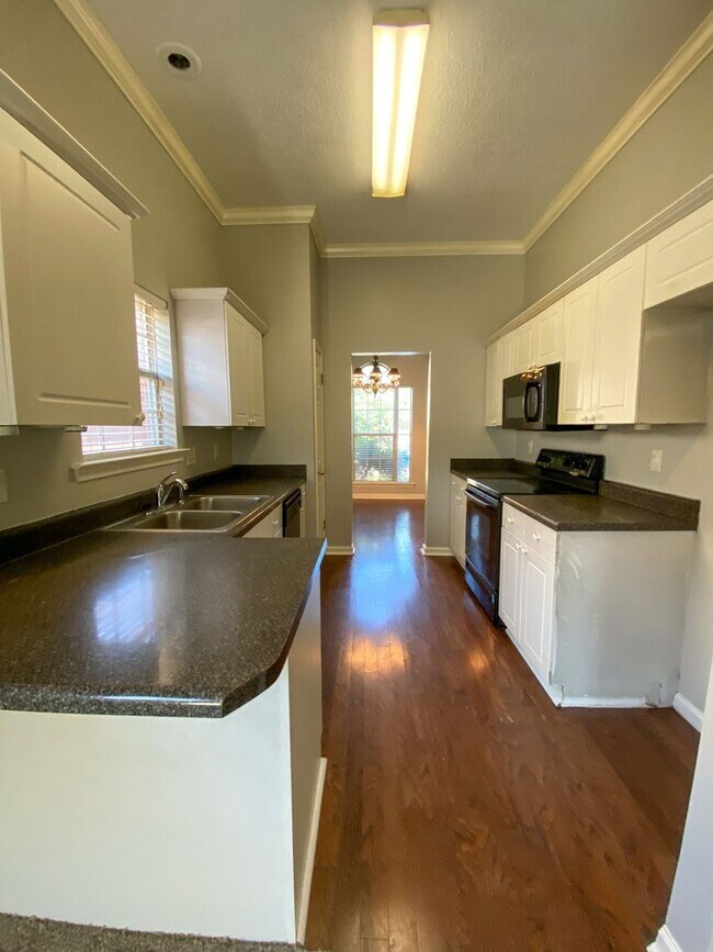 Building Photo - 3 bed, 2 bath in a gated community by Shel...