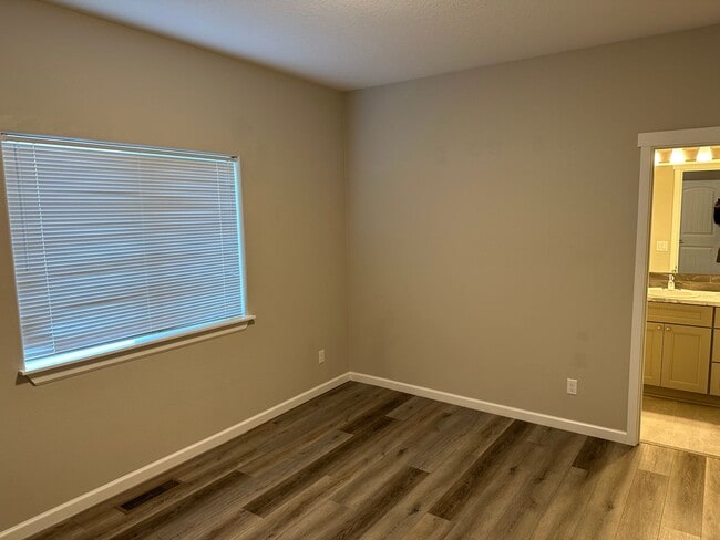 Building Photo - 591 / 818 Duplex