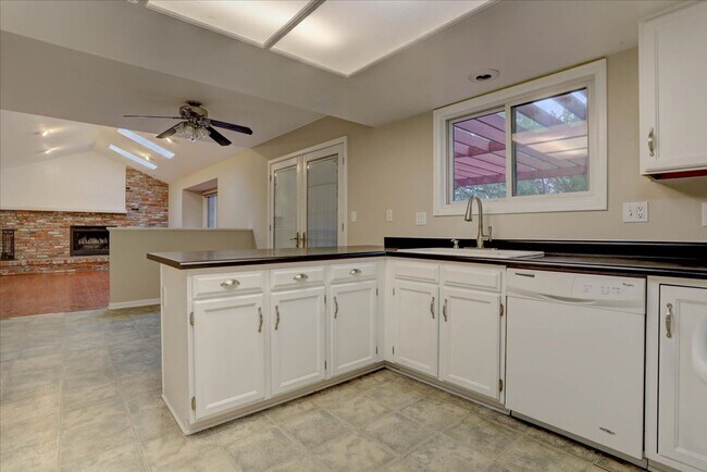 Building Photo - 10701 Hobbit Ln