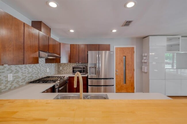 Building Photo - 1413 Berkshire Dr