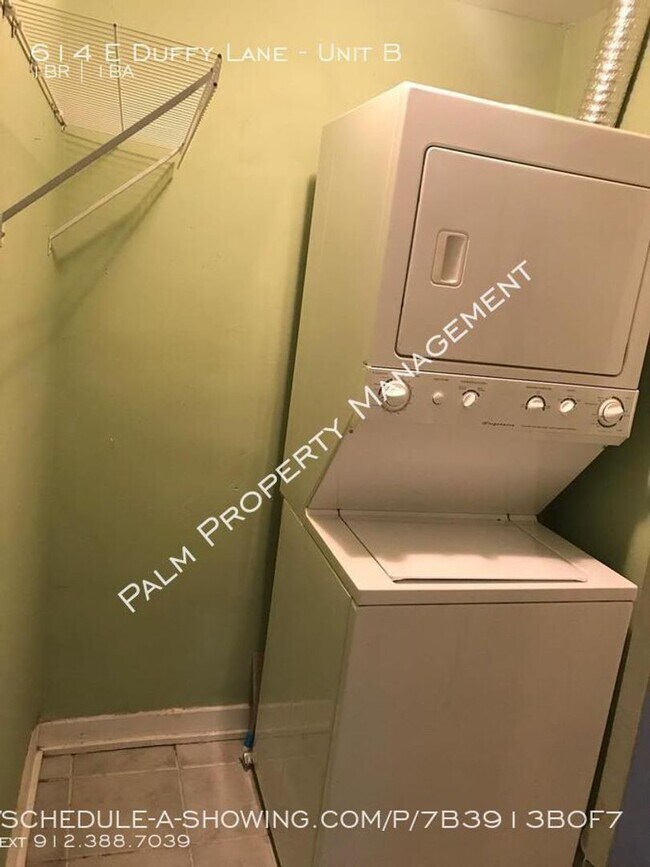 Building Photo - Adorable Studio Apartment Available with great shared Courtyard