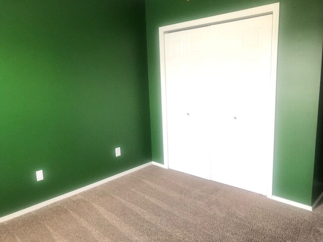 Building Photo - Beautiful 3B 2.5 bathroom townhouse in Blo...