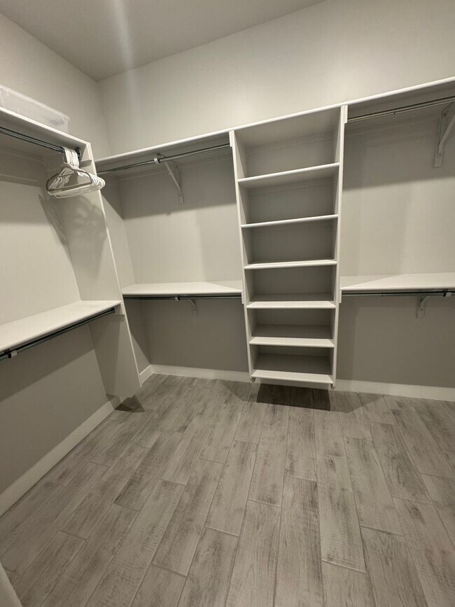 Building Photo - Gorgeous 4 bedroom plus office