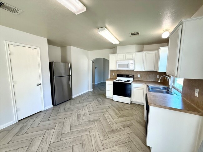 Building Photo - 10811 Tallow Briar Ln