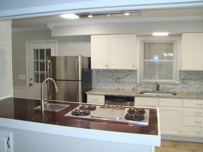 Building Photo - Renovated 4 bedroom available now to rent!