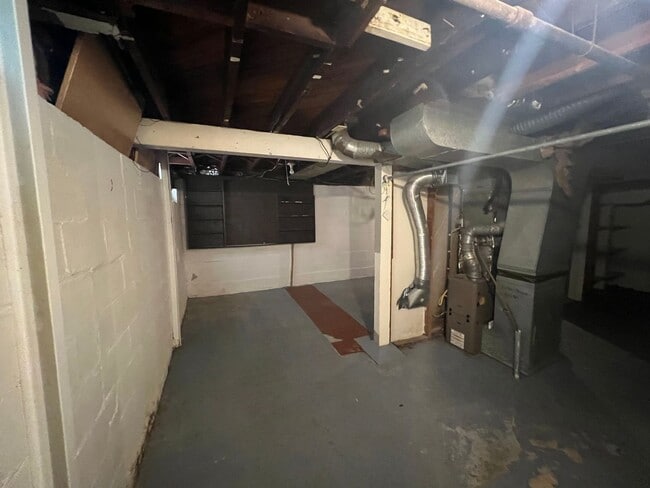 Building Photo - Huge Garage, Fenced Backyard, Laundry