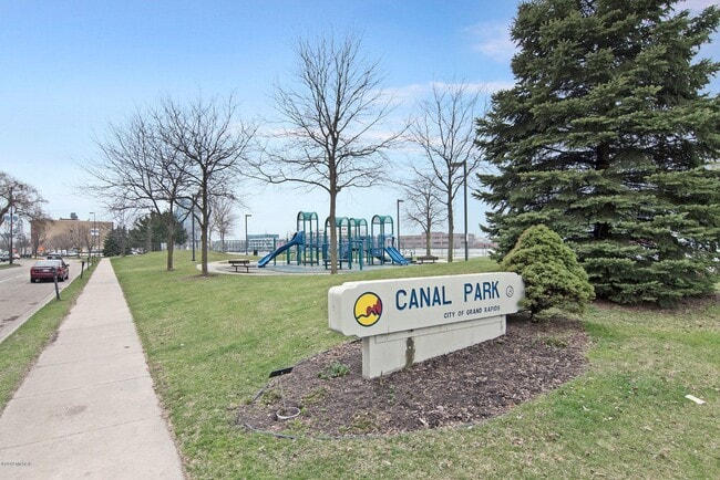 Building Photo - 940 Monroe Ave NW