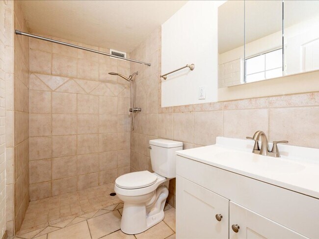 Building Photo - 4 Bedroom 2 Bathroom