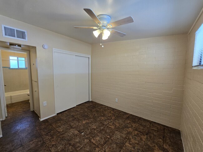 Building Photo - 3423 E Flower St