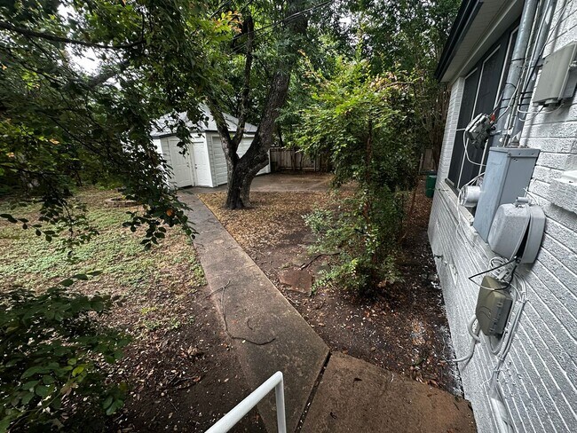 Building Photo - Tarrytown!!! - super location  3 bed, 2 ba...