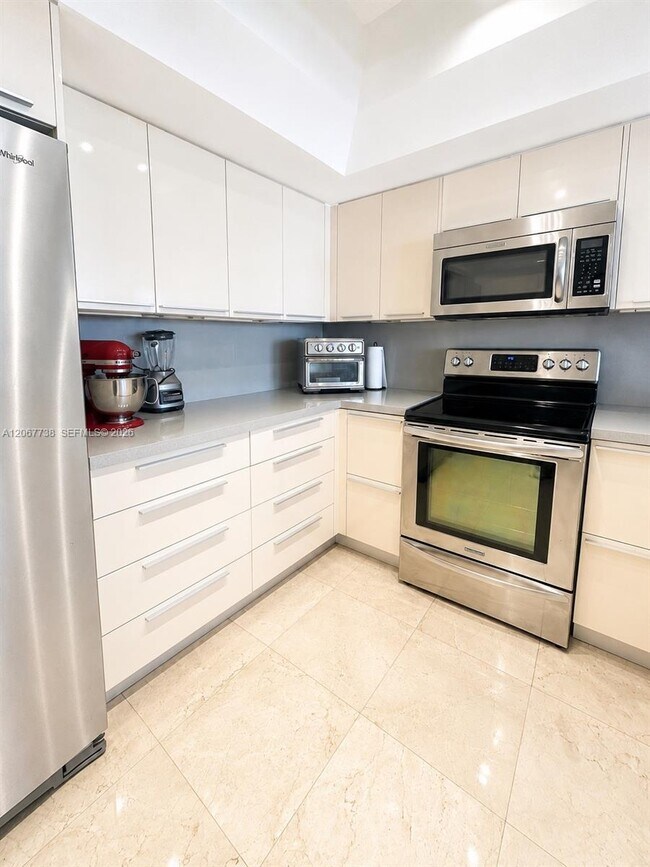 Building Photo - 520 Brickell Key Dr