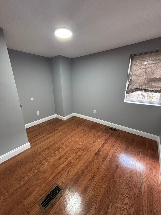 Building Photo - 5 Bedroom Home 21230